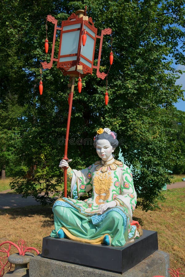 Gestalten Sie Rippenstückfrauen mit einer Straßenlaterne, größere China-Brücke Alexander Park von Tsarskoye Selo lizenzfreie stockfotos