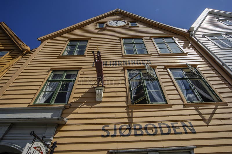 Gestaltete Gebäude klassischen Bauholzes BERGEN/NORWAY am 10. Juli 2006 von stockbilder Gestaltete Gebäude klassischen Bauholzes BERGEN/NORWAY am 10. Juli 2006 von stockbilder