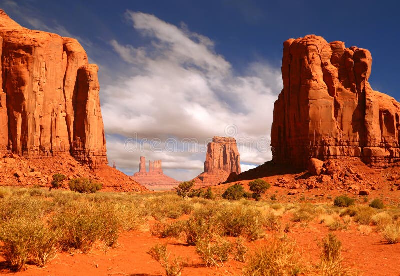 Gestaltetes Landschaftsbild des Denkmal-Tales stockbilder Gestaltetes Landschaftsbild des Denkmal-Tales stockbilder