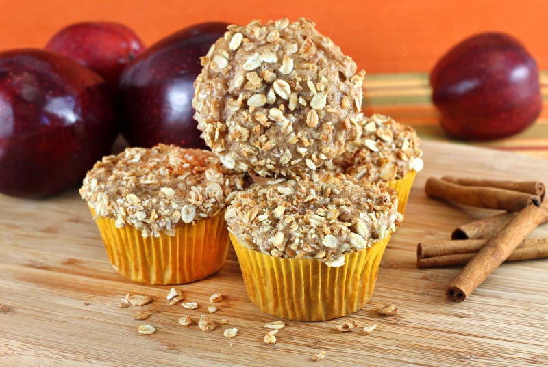 Gestapelte Apple-Kleie-Muffins Stockbild - Bild von muffin, vorstand ...