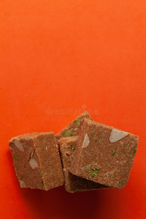 Gestapelte indische Mithai-Nachspeise besanisch gajak barfi. stockfotografie