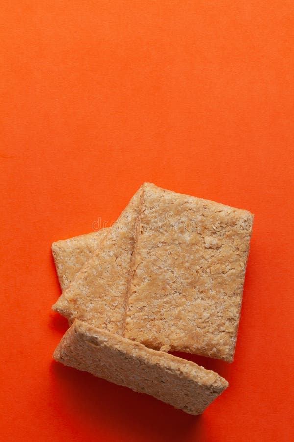 Gestapelte inländische Mithai-Nachspeise, zarte, weiche, knusprige Gajak-Bars. lizenzfreie stockbilder