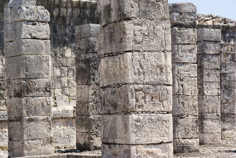 Gestekte stenen kolommen met Mayaanse beelden in Chichen Itza, Mexico royalty-vrije stock fotografie Gestekte stenen kolommen met Mayaanse beelden in Chichen Itza, Mexico royalty-vrije stock fotografie