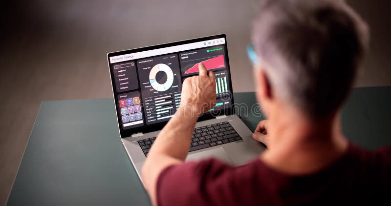 Gestione Dei Finanziamenti Con Applicazione Tracker Budget Sul Portatile. Spese di tracciabilità uomo fotografia stock libera da diritti