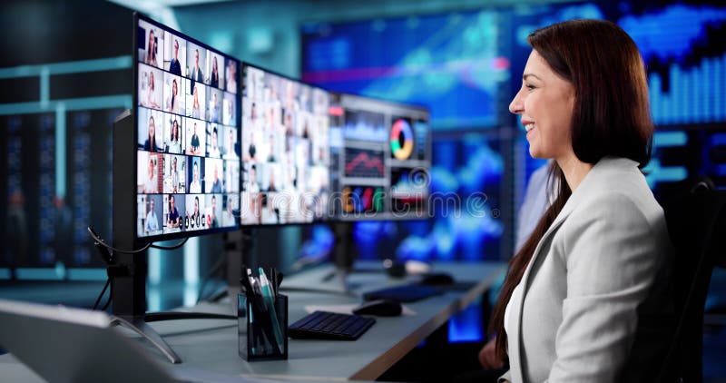 Gestione donne partecipa al corso di formazione virtuale in Office fotografie stock