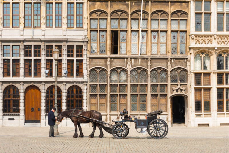 Gestionnaire avec des erreurs Guildhouse de cheval d'Anvers Grote Markt photos libres de droits