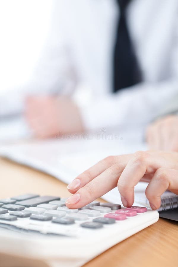 Gestionnaire comptant sur la calculatrice photos stock Gestionnaire comptant sur la calculatrice photos stock