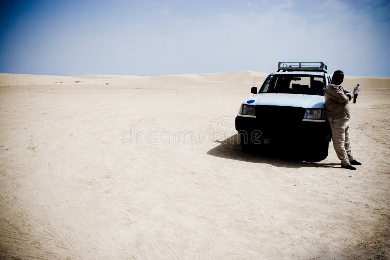 Gestionnaire de désert. Outre du véhicule routier et de son gestionnaire dans le désert de Sahara