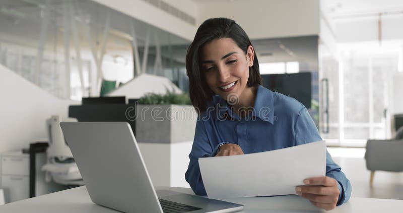 Gestionnaire de projet positif comparant les données papier et électroniques clips vidéos