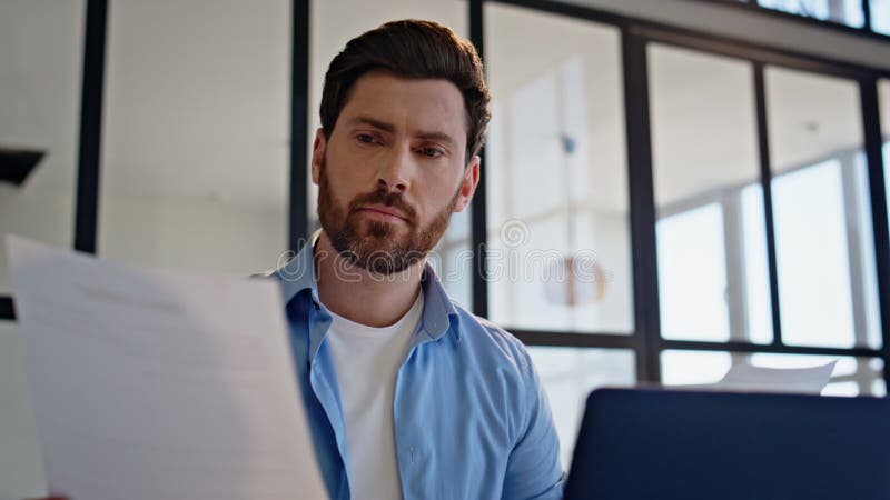 Gestionnaire distant taper un ordinateur portable à la maison closeuse. homme d'affaires à la recherche de documents banque de vidéos