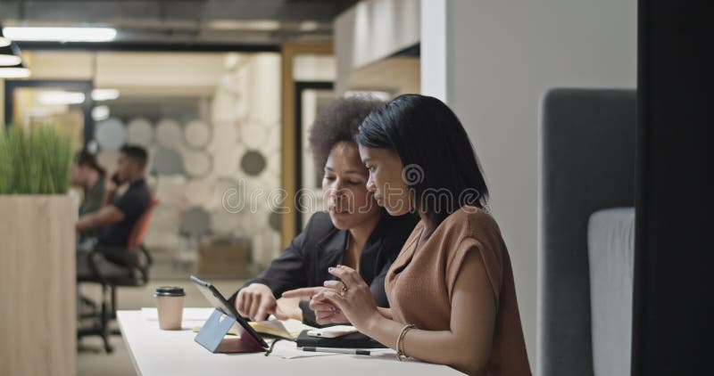 Gestionnaires noirs discutant des données sur la tablette banque de vidéos