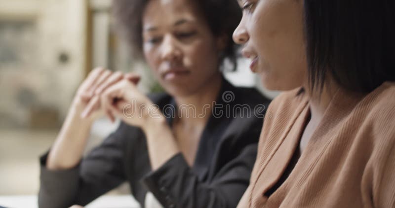 Gestionnaires noirs discutant des données sur la tablette banque de vidéos