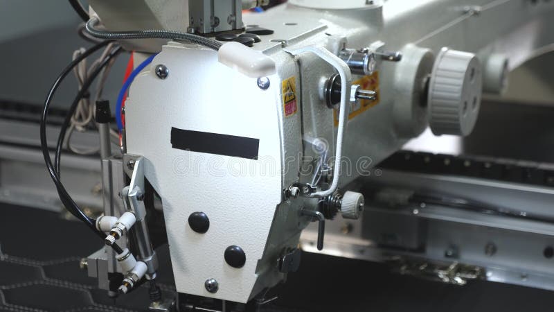 Gestions par ordinateur la machine? coudre Travaux de robotique dans la chaîne de production de mise sur pied Machine? coudre d banque de vidéos