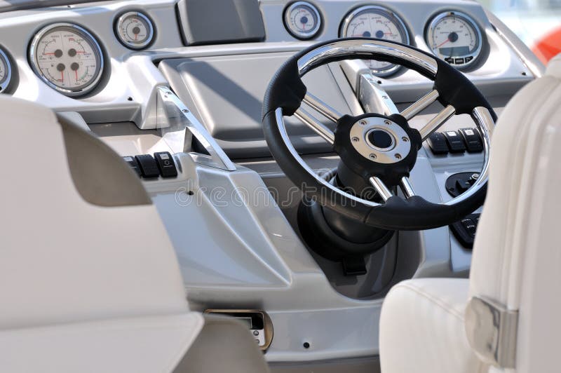 Gestisca il calibro ed il volante dell'yacht immagine stock libera da diritti Gestisca il calibro ed il volante dell'yacht immagine stock libera da diritti