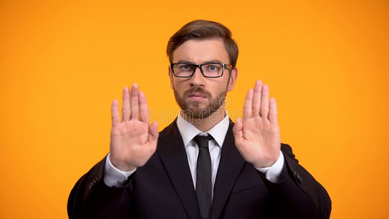 Gesto da parada da exibi??o do pol?tico, anti corrup??o e conceito da corrup??o, impostos foto de stock Gesto da parada da exibi??o do pol?tico, anti corrup??o e conceito da corrup??o, impostos foto de stock