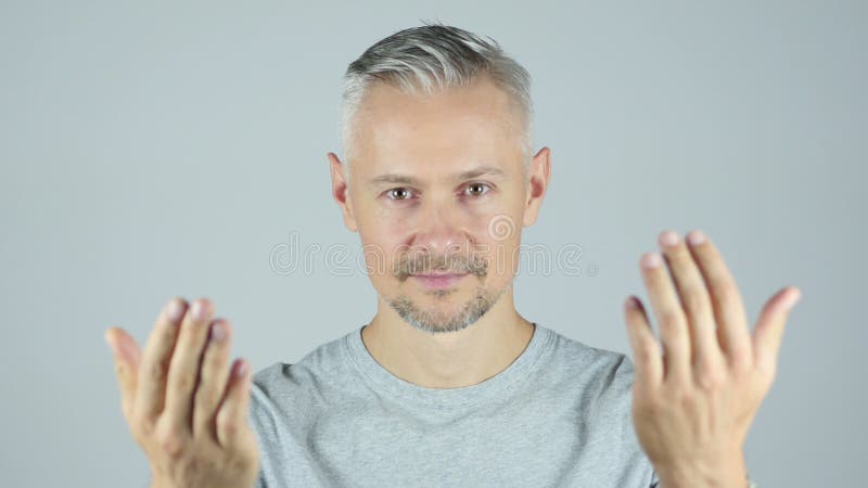 Gesto de la invitación por el hombre, invitando, retrato, jóvenes metrajes