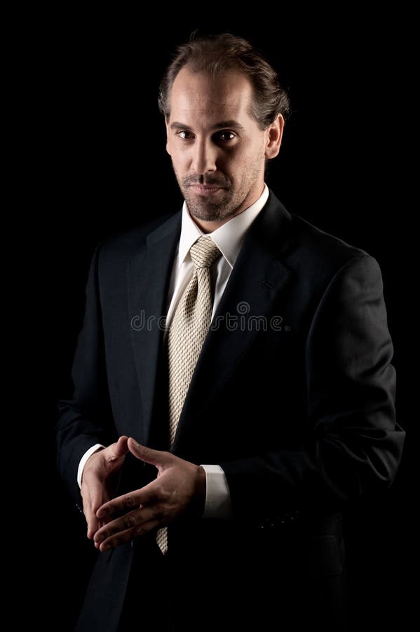 Gesto de mãos sério do homem de negócios adulto no preto fotos de stock royalty free