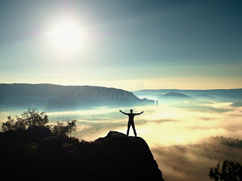 Gesto feliz del hombre del triunfo con las manos en el aire Caminante divertido con el brazo aumentado fotos de archivo libres de regalías Gesto feliz del hombre del triunfo con las manos en el aire Caminante divertido con el brazo aumentado fotos de archivo libres de regalías