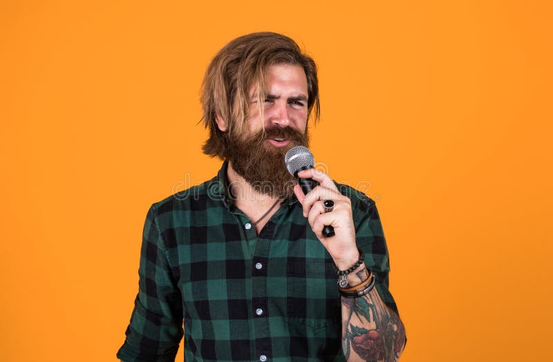 Festival De Rock Escola Vocal Brutal E Rocha Homem Barbudo Usa Camisa  Vestida Cantando Música Cantor Masculino Com Microfone Foto de Stock -  Imagem de retrato, barbudo: 196872556