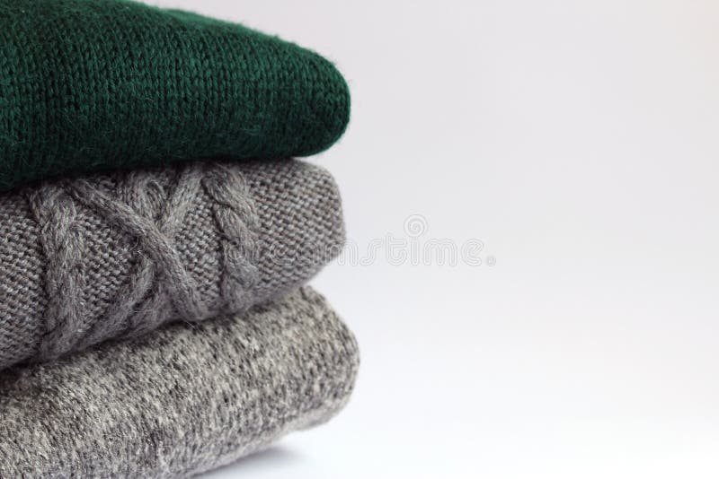 Gestrickte woolen Strickjacken auf einem hellen Hintergrund stockbild Gestrickte woolen Strickjacken auf einem hellen Hintergrund stockbild