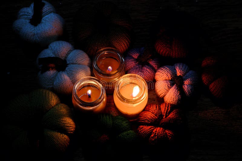 Gestrickter Kürbis mit Kerzen in der Nacht stockfotos Gestrickter Kürbis mit Kerzen in der Nacht stockfotos
