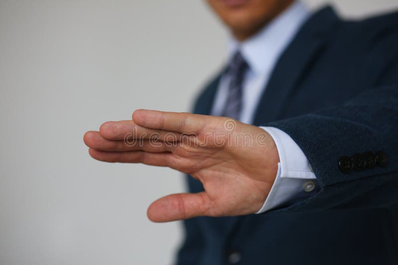 Gestul de respingere a mâinii masculine spune că niciun om de afaceri bărbat în costum stock photo