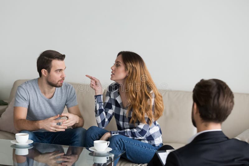 Gestörte nervöse Frau, die, ihren Ehemann tadelnd beschuldigt lizenzfreies stockfoto Gestörte nervöse Frau, die, ihren Ehemann tadelnd beschuldigt lizenzfreies stockfoto