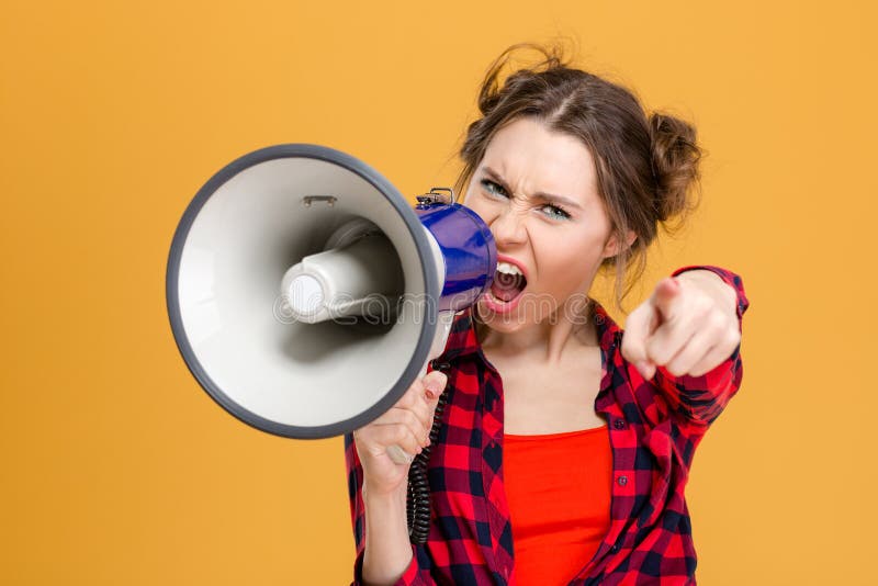 Gestörte wütende Frau, die im Lautsprecher schreit und auf Sie zeigt lizenzfreie stockfotos Gestörte wütende Frau, die im Lautsprecher schreit und auf Sie zeigt lizenzfreie stockfotos