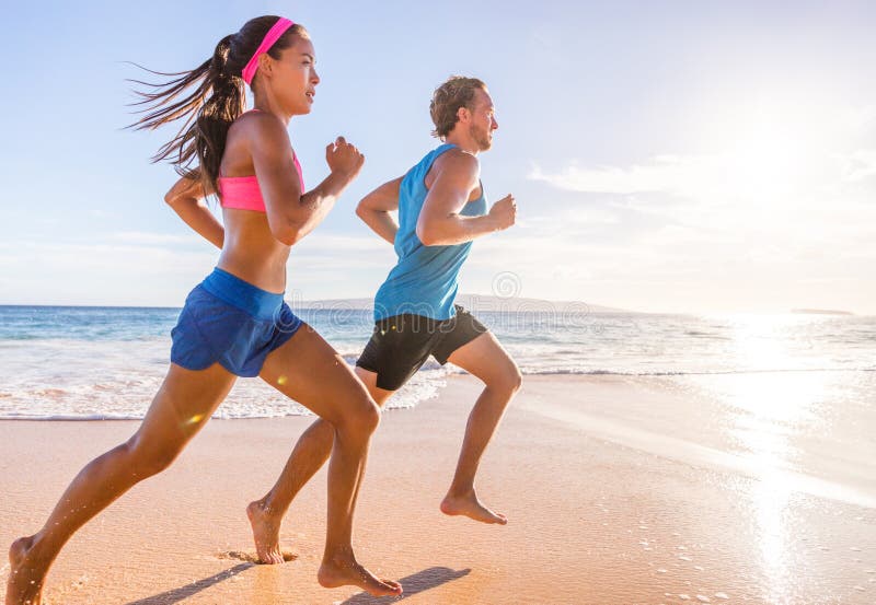 Gesunde aktive Läufer, die am Strand laufen und gemeinsam Cardio ausarbeiten Fitness-Sport-Lifestyle