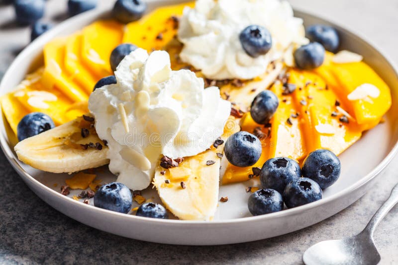 Gesunde Bananen, Gespalten Mit Mango, Schokolade Und Sahne Auf Grauem ...