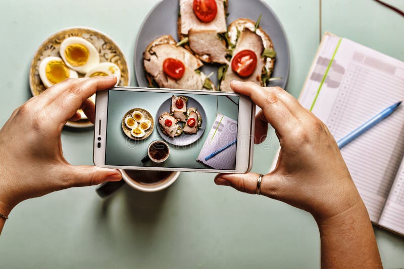 Gesunde breakfastSandwiches, hart gekochte Eier, schwarzer organischer Kaffee lizenzfreie stockbilder Gesunde breakfastSandwiches, hart gekochte Eier, schwarzer organischer Kaffee lizenzfreie stockbilder