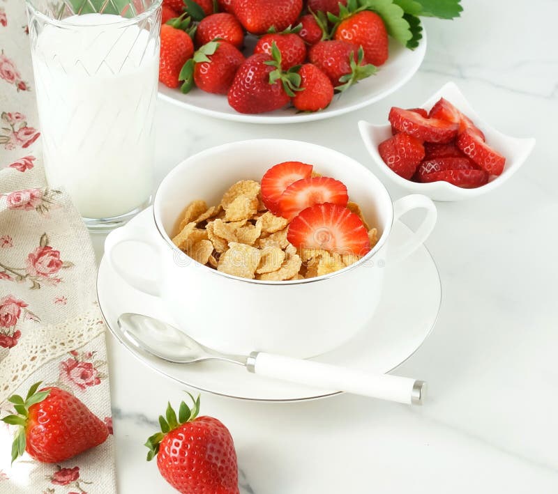 Gesunde Corn Flakes Mit Milch Und Erdbeeren Zum Fr?hst?ck Stockbild ...