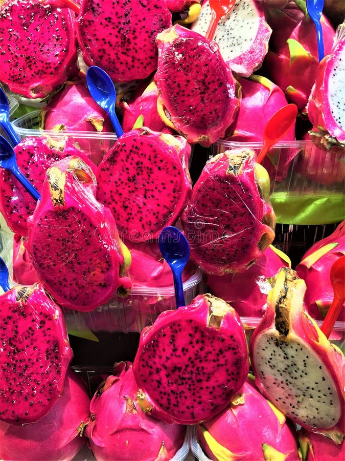 Gesunde Drachefrucht und -farben in Boqueria-Markt, Barcelona, Spanien stockbilder Gesunde Drachefrucht und -farben in Boqueria-Markt, Barcelona, Spanien stockbilder
