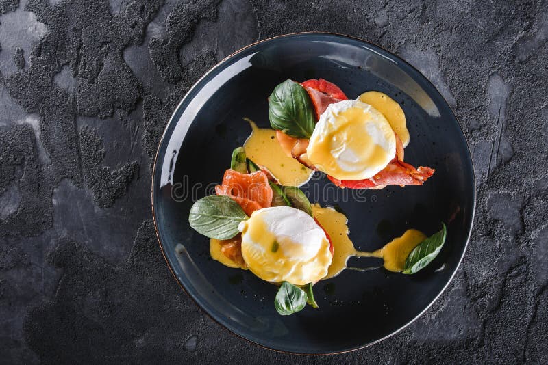 Gesunde Fr?hst?ckssandwiche Brottoast mit poschierten Eiern oder Eiern Benedict, Frischgem?se, Avocado, Leistenlachs stockfoto Gesunde Fr?hst?ckssandwiche Brottoast mit poschierten Eiern oder Eiern Benedict, Frischgem?se, Avocado, Leistenlachs stockfoto