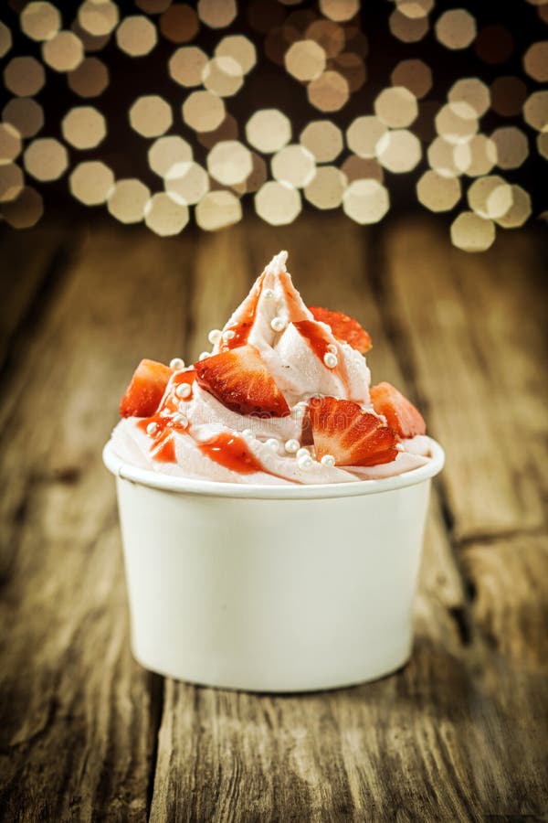 Gesunde frische reife Erdbeeren mit gefrorenem joghurt