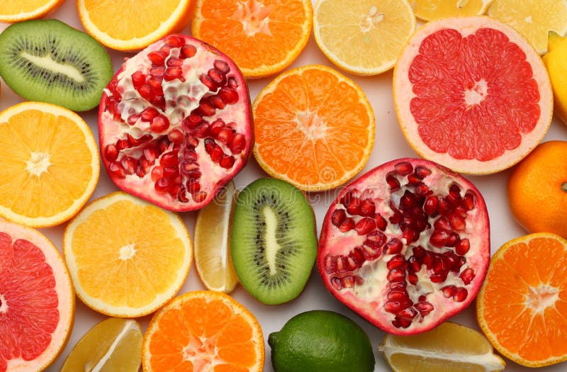 Gesunde Nahrung mischen Sie die geschnittene Zitrone, grünen Kalk, Orange, Mandarine, Kiwi und Pampelmuse, die auf weißem Hinterg