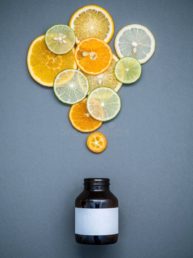 Gesunde Nahrungsmittel und Medizinkonzept Flasche Vitamin C und vari lizenzfreies stockfoto Gesunde Nahrungsmittel und Medizinkonzept Flasche Vitamin C und vari lizenzfreies stockfoto