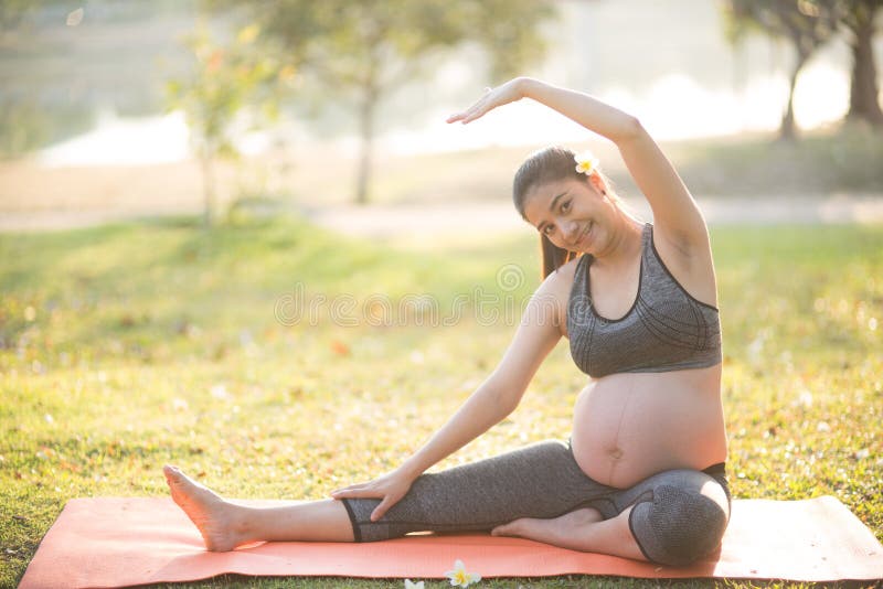 Gesunde schwangere Frau, die drau?en Yoga in der Natur tut stockbilder Gesunde schwangere Frau, die drau?en Yoga in der Natur tut stockbilder