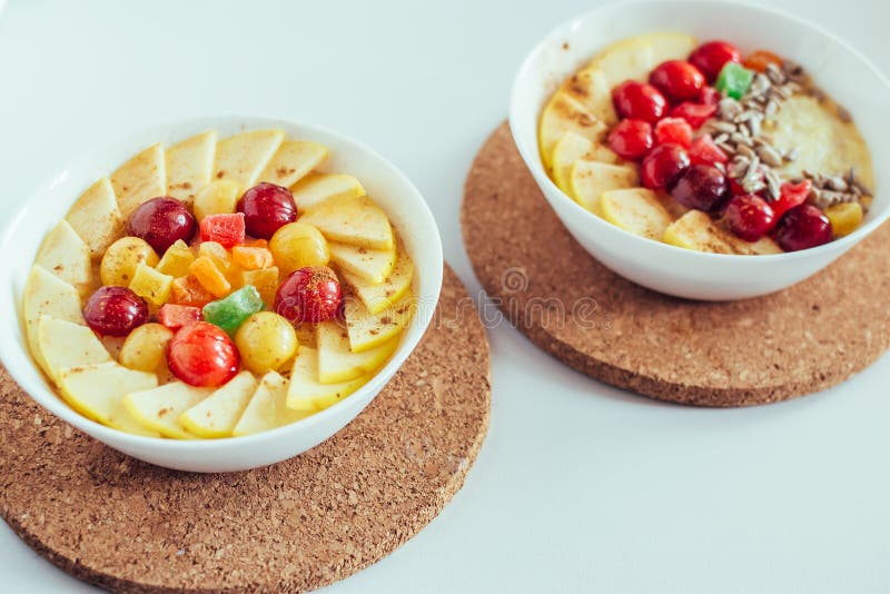 Gesunder Frühstück Brei Mit Kirsche, Apfel Und Kandierten Früchten Auf ...