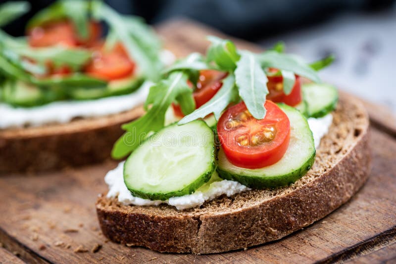 Frisches Sandwich Mit Vollkornbrot, Käse Und Gemüse Des Roggens ...