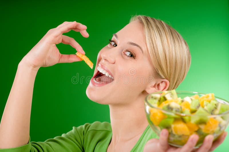 Gesunder Lebensstil - Frau essen Scheibe der Orange stockfotos Gesunder Lebensstil - Frau essen Scheibe der Orange stockfotos