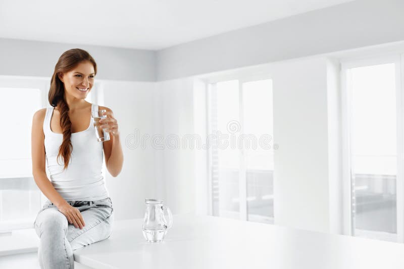 Gesunder Lebensstil Frau mit Glas Wasser Gesundes Essen Di stockfoto Gesunder Lebensstil Frau mit Glas Wasser Gesundes Essen Di stockfoto
