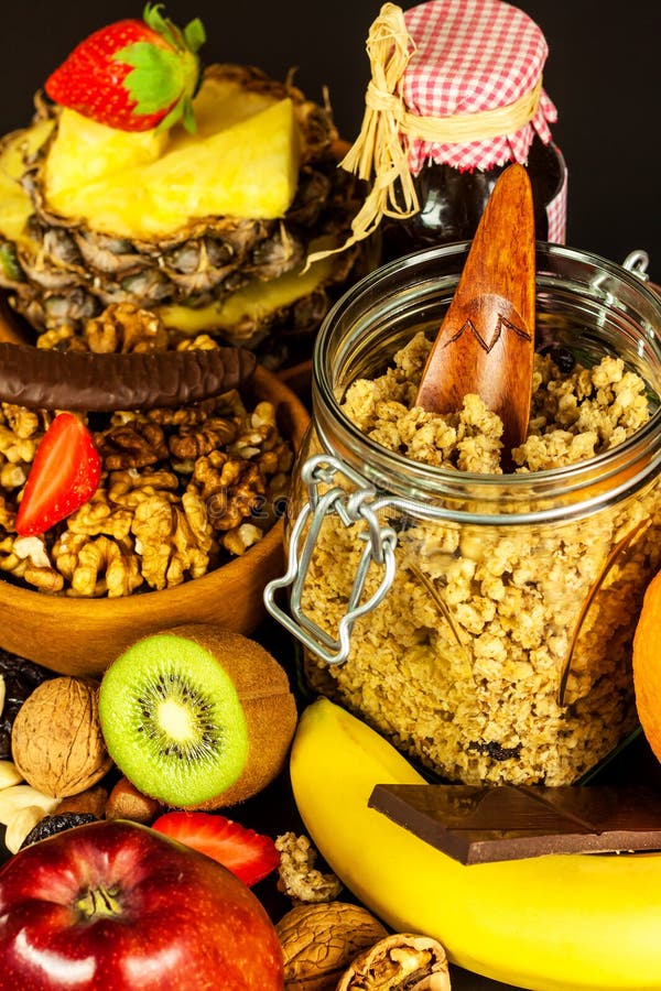 Gesunder Nahrungsmittelhintergrund mit selbst gemachtem Hafermehlgranola oder muesli mit Frucht Muesli mit Muttern Muesli auf ein stockfotos Gesunder Nahrungsmittelhintergrund mit selbst gemachtem Hafermehlgranola oder muesli mit Frucht Muesli mit Muttern Muesli auf ein stockfotos