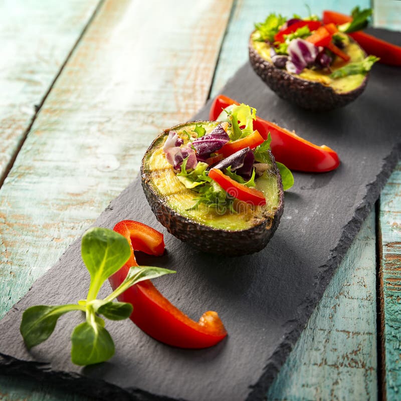 Gesunder Salat mit Avocado, Eier, roter Paprika, Tomaten und mehr Gemüse, sehr leckeres und gesundes Essen auf grünem Holztisch stockfoto Gesunder Salat mit Avocado, Eier, roter Paprika, Tomaten und mehr Gemüse, sehr leckeres und gesundes Essen auf grünem Holztisch stockfoto