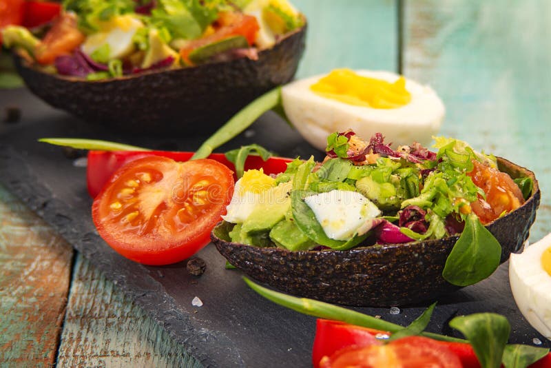 Gesunder Salat mit Avocado, Eier, roter Paprika, Tomaten und mehr Gemüse, sehr leckeres und gesundes Essen auf grünem Holztisch lizenzfreies stockfoto Gesunder Salat mit Avocado, Eier, roter Paprika, Tomaten und mehr Gemüse, sehr leckeres und gesundes Essen auf grünem Holztisch lizenzfreies stockfoto