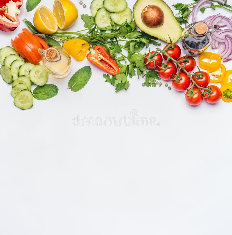 Gesunder sauberer Essenplan, vegetarisches Lebensmittel und Diätnahrungskonzept Verschiedene Frischgemüsebestandteile für Salat