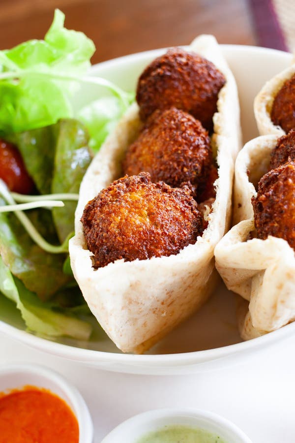 gesunder Teller von Falafel mit Salat stockfotografie gesunder Teller von Falafel mit Salat stockfotografie