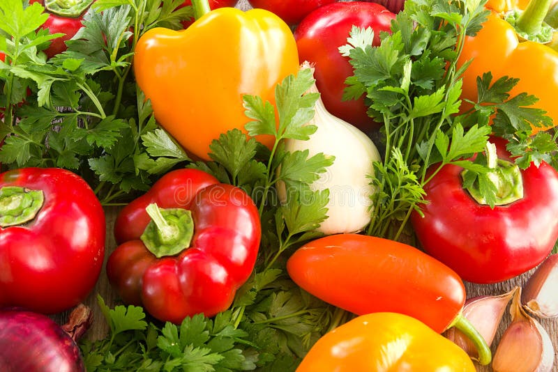 Gesundes Essen Frischgemüse auf alter Holzoberfläche lizenzfreie stockbilder Gesundes Essen Frischgemüse auf alter Holzoberfläche lizenzfreie stockbilder