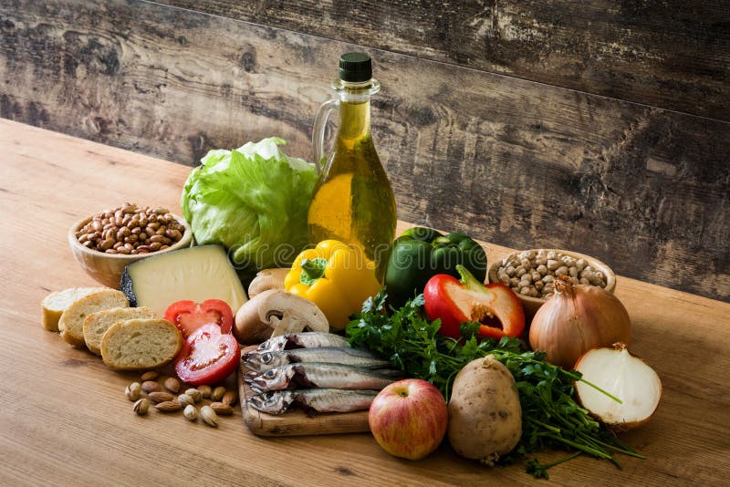 Gesundes Essen Olivgrüne Zwiebel Frucht, Gemüse, Korn, Nüsse Olivenöl und Fische lizenzfreie stockbilder Gesundes Essen Olivgrüne Zwiebel Frucht, Gemüse, Korn, Nüsse Olivenöl und Fische lizenzfreie stockbilder