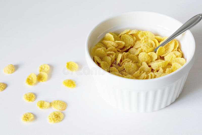 Gesundes Fr?hst?ck mit Corn-Flakes und Milch ?ber wei?em Hintergrund stockfotos Gesundes Fr?hst?ck mit Corn-Flakes und Milch ?ber wei?em Hintergrund stockfotos